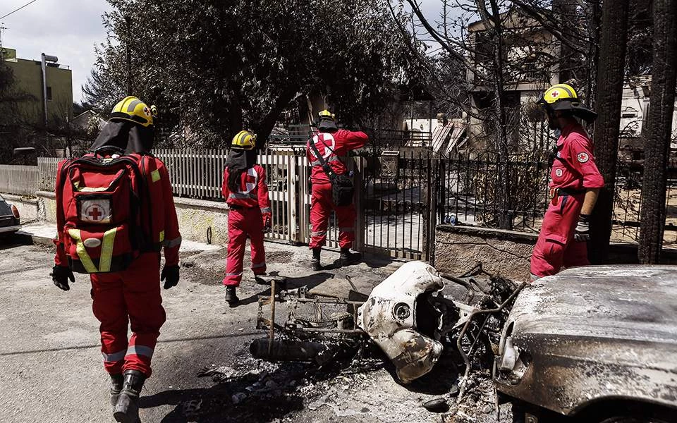 Η επόμενη μέρα στα συντρίμμια: Στη γειτονιά ψάχνουν ακόμα για νεκρούς – Δρόμοι γεμάτοι με καύσιμη ύλη